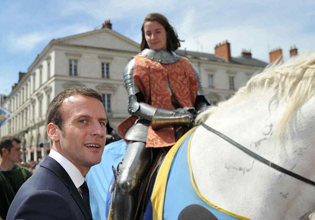 Para obter votos o futuro presidente Macron foi se fotografar na festa de Santa Joana d'Arc em Orleans