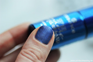 Review: essence - step into magic wonderland - Melted Chrome Nails Tragebild - www.annitschkasblog.de