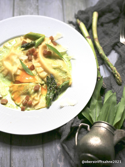 Teigtaschen mit Spargel und Spargelpesto auf Bärlauchsoße