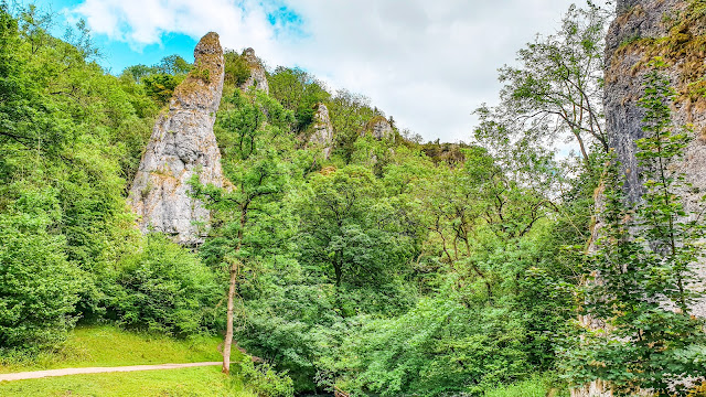 Wapienne skały w Peak District