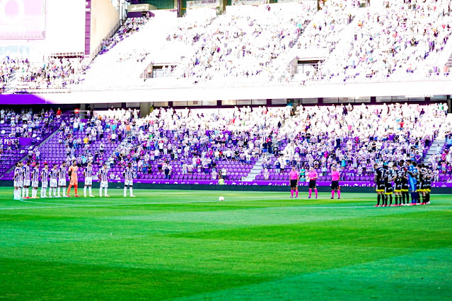 Los dos equipos y el trío arbitral guardando un minuto de silencio antes de comenzar el partido. REAL VALLADOLID C. F. 2 REAL ZARAGOZA 0. 20/08/2021. Campeonato de Liga de 2ª División, jornada 2. Valladolid, estadio José Zorrilla. GOLES: 1-0: 17’, Javi Sánchez. 2-0: 90+1’, Toni Villa.