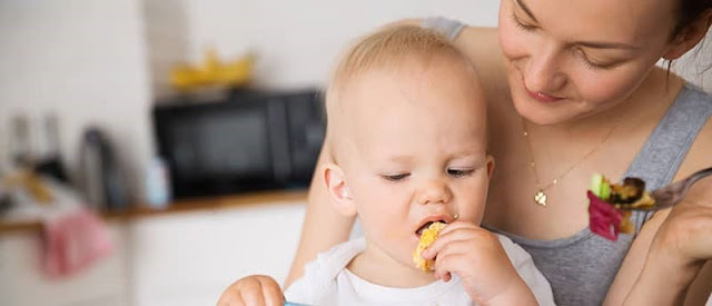 Parents should let babies eat on their own