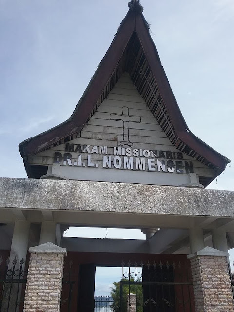 Makam Misionaris batak DR.IL.Nommensen di Sigumpar kabupaten Toba samosir