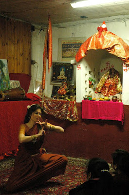 Il Corpo e Il Tempio La Danza e il Tempio Tempio Kalimandir Di Roma Marialuisa Sales Danza Classica Indiana Bharata Natyam Le foto, scattate tra il 2010 e il 2012, rappresentano un originale documento storico in cui, per la prima volta, l’offerta di danza bharatanatyam ritorna all'interno del più grande tempio hindu nella città di Roma, frequentato regolarmente dalla comunità indiana in occasione delle principali festività religiose. In particolare, testimoniano l'offerta di danza nel giardino del Tempio di Kali in occasione delle festività di Holi, Mahashivaratri e  per la cerimonia di fondazione del nuovo tempio dedicato a Gorak Nath, nel 2011.