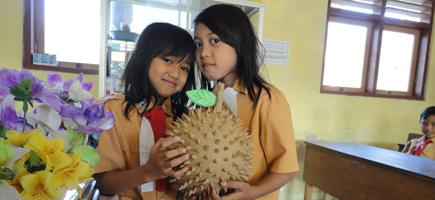 Kreasi  Durian   Dengan Bahan Kertas Semen Bekas KakZepe Com