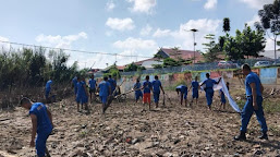 Peduli Lingkungan, Ditpolairud Polda Jambi Bersih-bersih Sampah di Sungai Batanghari