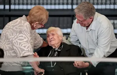 Heroína  grega reencontra família judia que salvou há 70 anos