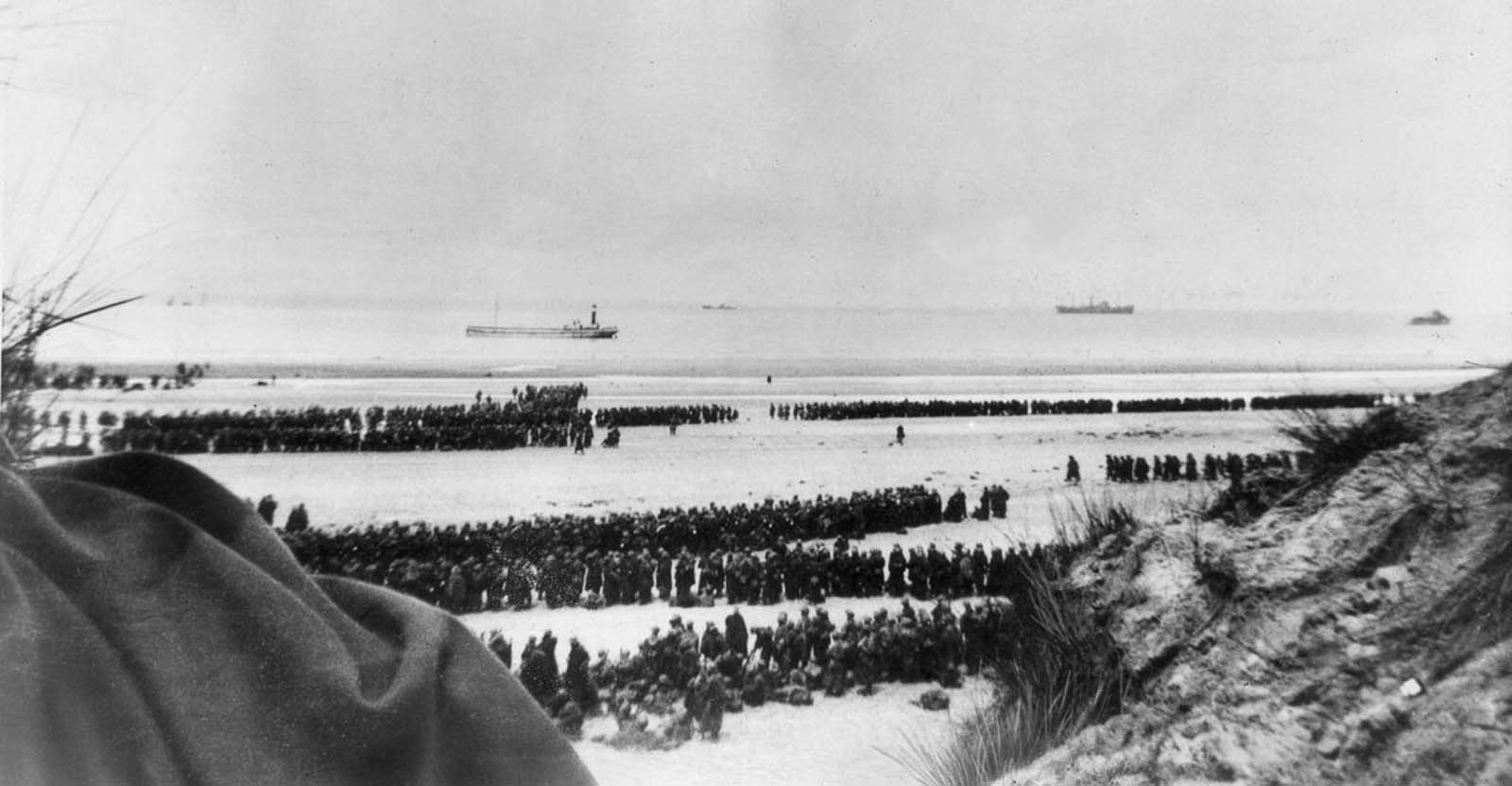 Tropas britânicas e francesas aguardam evacuação na praia de Dunquerque.