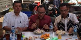 Kelaparan, Dua Menteri Makan di Warteg Seberang Istana