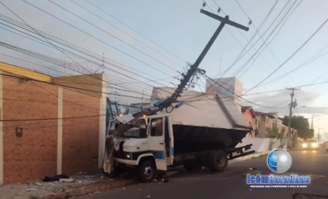 Caminhão baú bate em poste e deixa duas pessoas gravemente feridas em cidade do RN