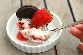 Helado cremoso de fresa y galletas oreo por www.cocinaconclau.com