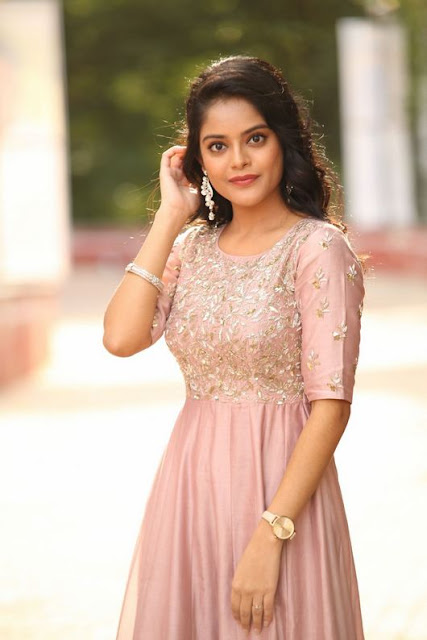 Riddhi Kumar cute image gallery in pink dress 