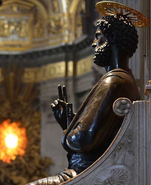 Imagem de bronze de São Pedro na basílica vaticana