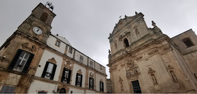 Plaza de Plebiscito, la Basílica di San Martino y el Palacio de la Universidad con la Torre Cívica.