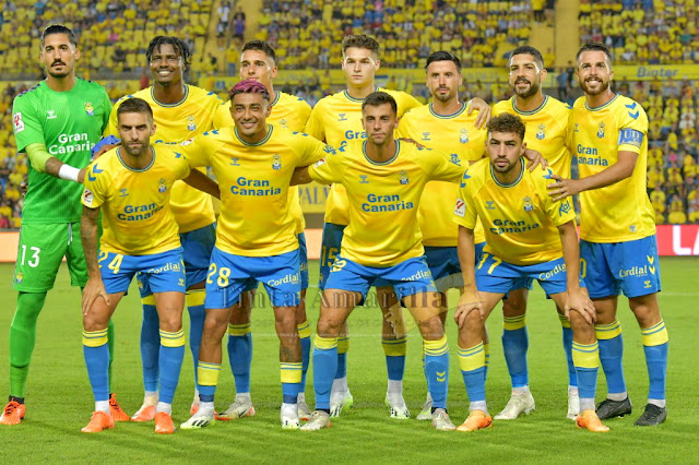 U. D. LAS PALMAS. Temporada 2023-24. Alvaro Vallés, Sory Kaba, Sergi Cardona, Mika Mármol, Javi Muñoz, Álex Suárez, Kirian Rodríguez. Pejiño, Julián Araujo, Enzo Loiodice, Munir El Haddadi. U. D. LAS PALMAS 2 🆚 REAL CLUB CELTA DE VIGO 1 Lunes 02/10/2023, 21:00 horas. Campeonato de Liga de 1ª División, jornada 8. Las Palmas de Gran Canaria, estadio Gran Canaria: 22.472 espectadores. GOLES: ⚽0-1: 67’, Anastasios Douvikas. ⚽1-1: 84’, Jonathan Viera, de penalti. ⚽2-1: 90+7’, Marc Cardona.