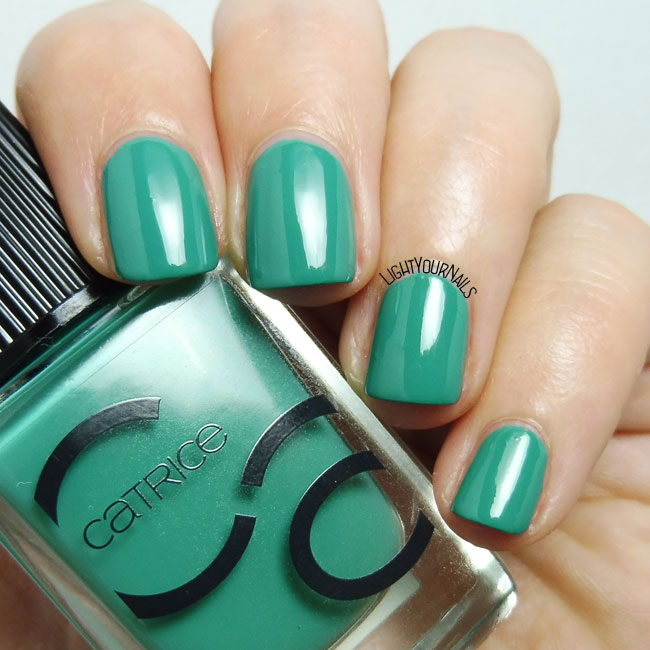 Smalto verde Catrice ICONails 13 Mermayday Mayday green nail polish