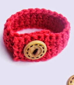 http://translate.google.es/translate?hl=es&sl=auto&tl=es&u=http%3A%2F%2Fgrammydirlam1.blogspot.com.es%2F2015%2F01%2Ffree-crochet-pattern-buttoned-wrist-band.html