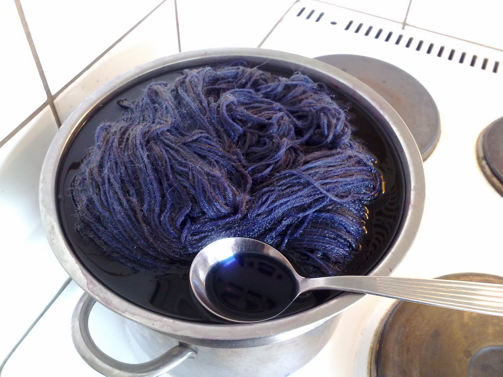 Download Dyeing wool yarn with food coloring powder