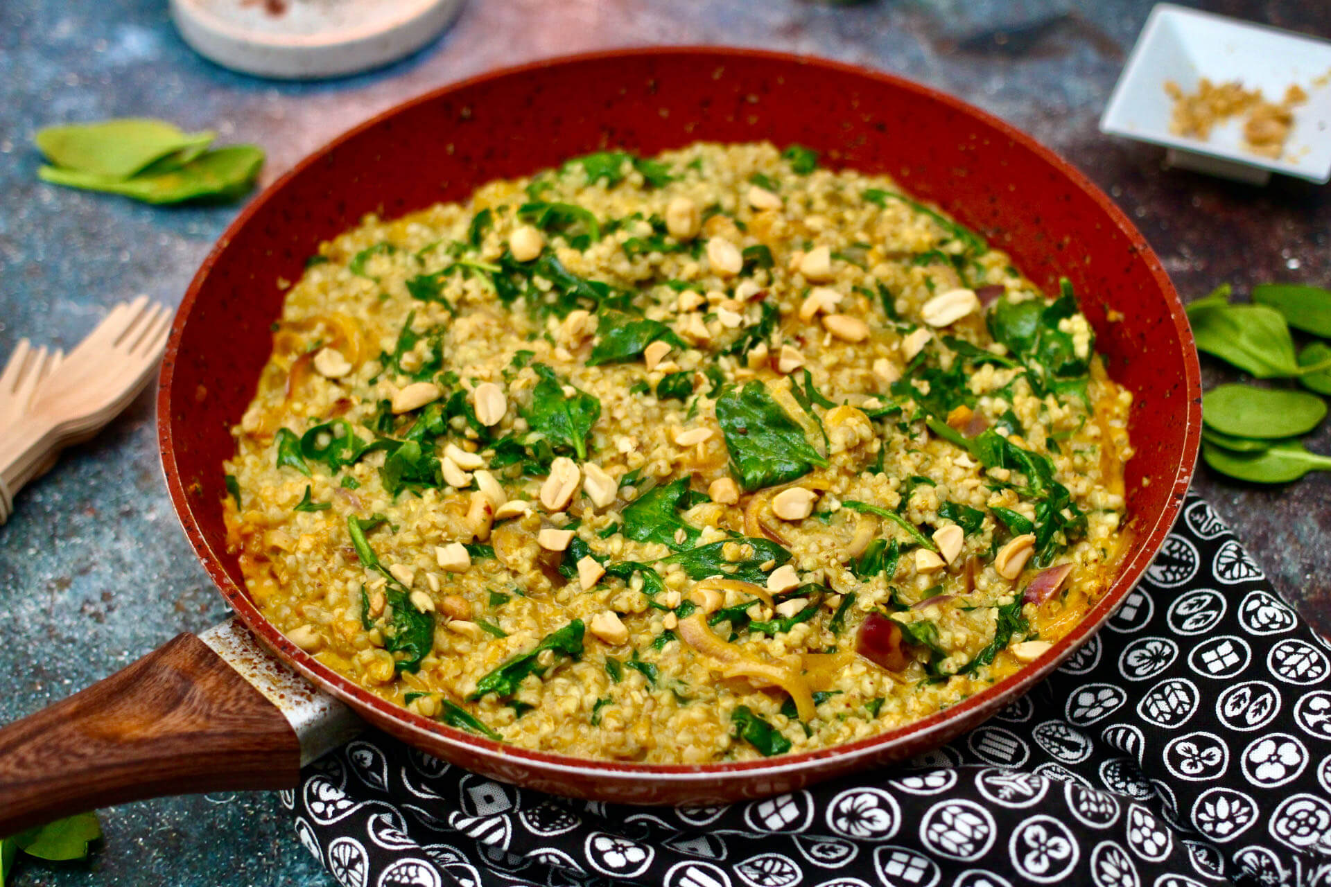 Buchweizen-Curry mit Spinat und Erdnüssen