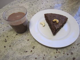 Part du moelleux noix de cajou Ovomaltine avec une tasse de boisson Ovomaltine