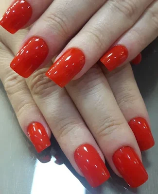 unhas vermelho-tomate