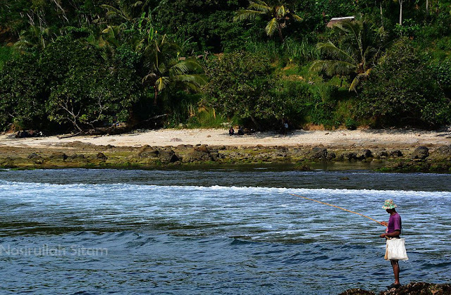 Mereka yang memancing ikan di pantai Wediombo