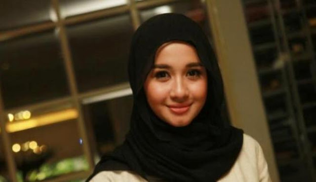 Tips Style Hijab Ala Laudya Cynthia Bella HorasSumutNews.com - Berita Terkini Laudya Cynthia Bella tak suka mengenakan hijab yang rumit. Ia tak mau pakaian yang menutupi aurat justru membuatnya kesulitan saat akan beribadah.  "Sekarang lebih suka yang simple. Aku enggak gitu suka hijab yang rumit dipakai. Nanti kalau aku mau salat kan susah pasangnya lagi. Belum tentu stylish aku juga ikut ke mana aku pergi," kata Bella saat ditemui di kawasan Kebayoran Baru, Jakarta, Senin, 25 April 2016. Entertaiment, Berita Hiburan Indonesia Terkini, 