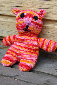 Nalle neulomalla