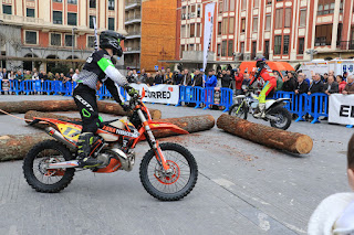 Exhibición de super enduro en Herriko Plaza