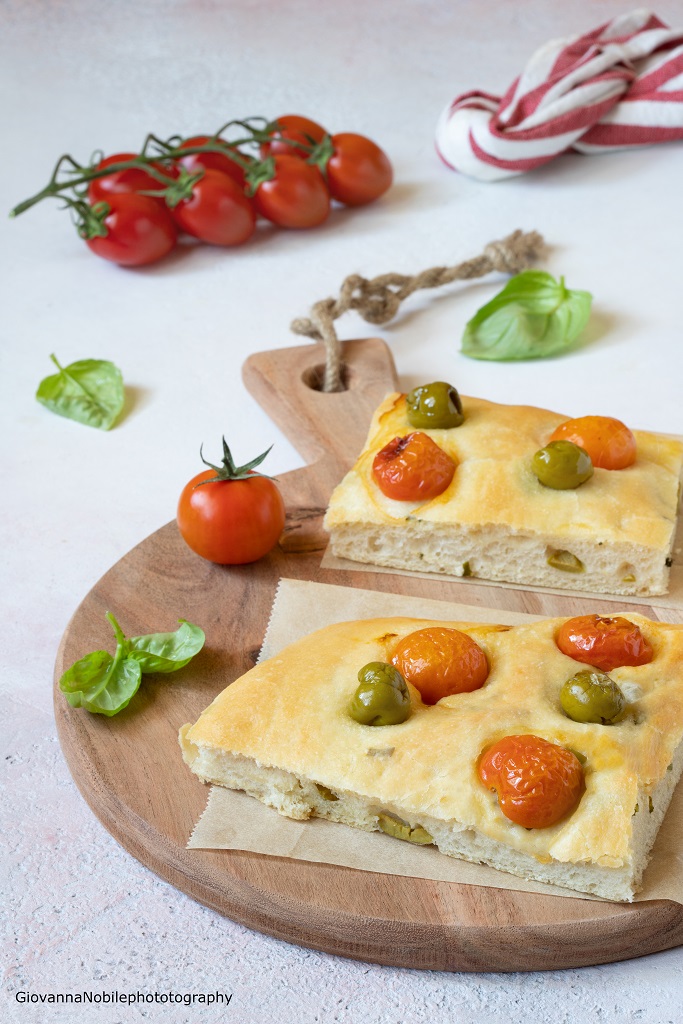 Focaccia con olive, pomodorini ed erbe aromatiche