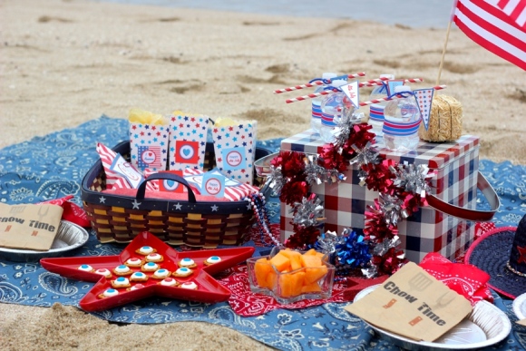 4th of July Beach Picnic with Free Printables - via BirdsParty.com