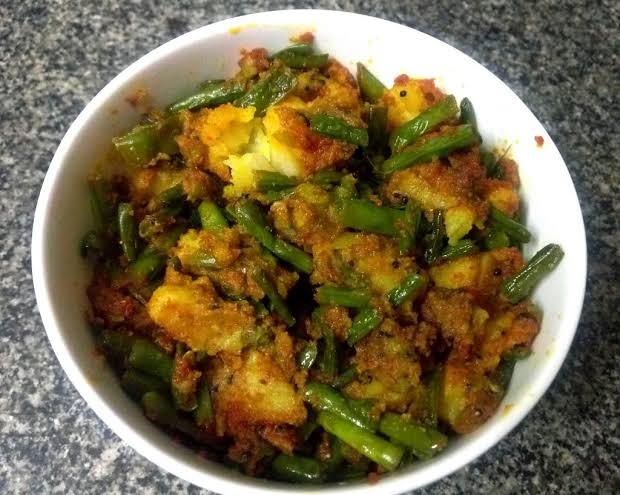 लोबिया फली और आलू की सब्जी बनाने की विधी - Lobia Fali Aur Aalo Ki Sabji Banane Ki Vidhi
