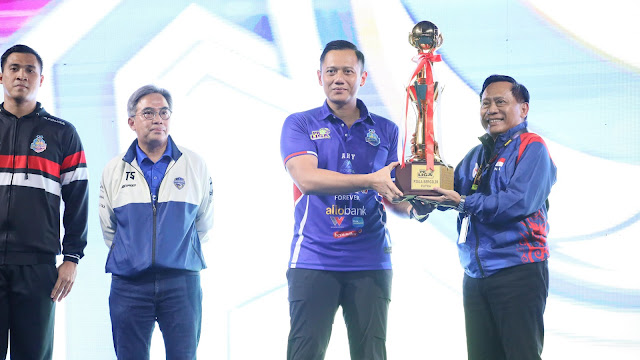 Menteri ATR/Kepala BPN Serahkan Piala Bergilir Kompetisi Proliga 2024