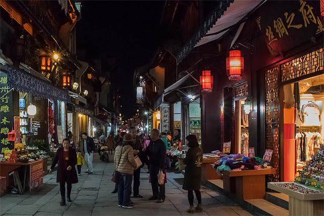 La Vieille Rue de Tunxi (Huangshan) une fois la nuit tombée