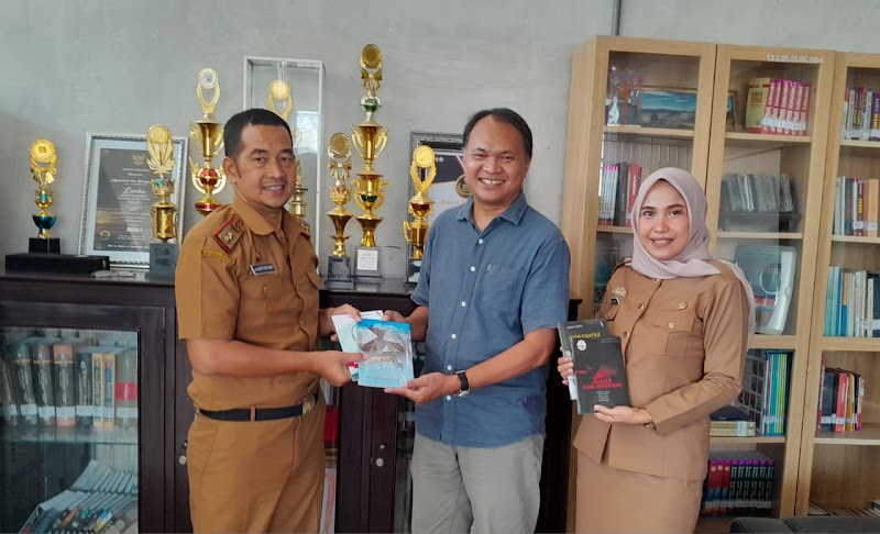 Rusdin Tompo Kembali Serahkan Bukunya ke Dinas Perpustakaan Kota Makassar