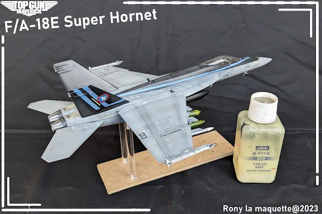 Vernis mat de la maquette du Super-Hornet.