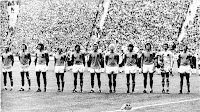 SELECCIÓN DE PAÍSES BAJOS. Temporada 1973-74. Neeskens, Krol, Van Hanegem, Jansen, Suurbier, Rep, Rijsbergen, Rensenbrink, Haan, Jongbloed y Johann Cruyff. SELECCIÓN DE REPÚBLICA FEDERAL DE ALEMANIA 2 🆚 SELECCIÓN DE PAÍSES BAJOS 1 Domingo 07/07/1974, 16:00 horas. X Copa Mundial de la FIFA Alemania Federal 1974, final. Múnich, Alemania Federal, estadio Olímpico de Múnich: 75.200 espectadores. GOLES: ⚽0-1: Johan Neeskens. ⚽1-1: 25’, Paul Breitner. ⚽2-1: 43’, Gerd Müller.