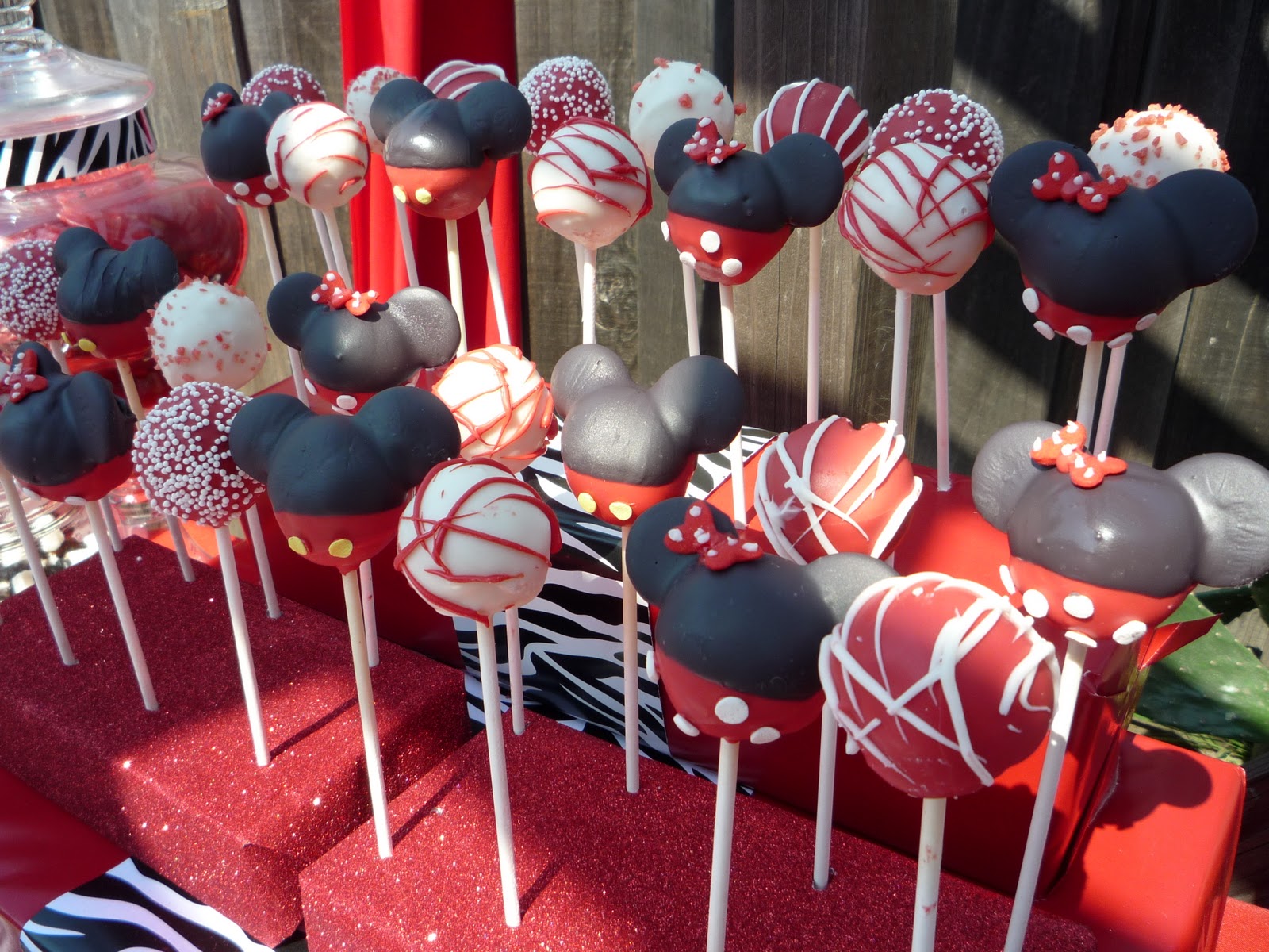 cake pops ideas Minnie and Mickey Mouse cake pops for a lucky little girl's birthday 