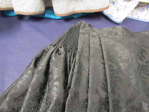 Falda baturra negra detalle frunce