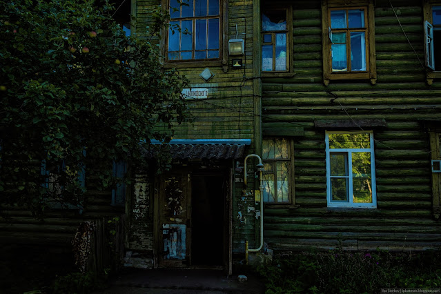 Вход в темный подъезд старого деревянного дома