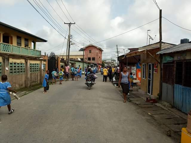 Photos: Commotion in Port Harcourt as students, pupils flee, parents withdraw children after rumours spread that soldiers are injecting monkey pox virus