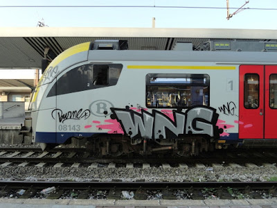 photo de graffitis sur trains en gare de charleroi