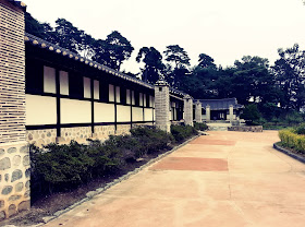 Seongyojang, which literally means a "Boat-Bridging House Seongyojang Hanok a must visit Tourist Attraction in Gangneung | meheartseoul.blogpsot.com
