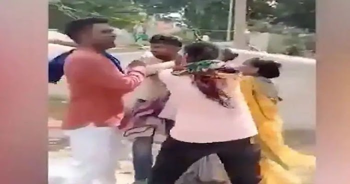 वाराणसी: फूलपुर थाने के बाहर ही दामाद पर एक साथ टूट पड़ी सास और पत्नी , सोशल मीडिया पर विडियो वायरल 