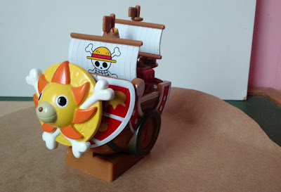 (vendida) de plástico de navio  Hobby Thousand Sunny Model  - megahouse - do anime One Piece  - 12  cm de comprimento e 10 cm de altura do mastro  R$ 25,00 