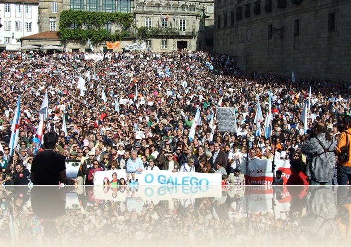 Rei, da plataforma Queremos Galego, fala na Praza da Quintana (Autor Manuel Vilas)