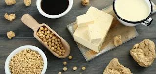 التوفو هي نوع من الجبن النباتي مصنوعة من حليب الصويا، على الرغم من أنه يوجد بعض أنواع التوفو تستخدم في صناعتها مكونات أخرى، كالبازلاء والجوز. التوفو هو أحد منتجات فول الصويا، ويعتبر مصدراً مثالياً للبروتينات، خاصة للذين يتبعون حمية غذائية نباتية