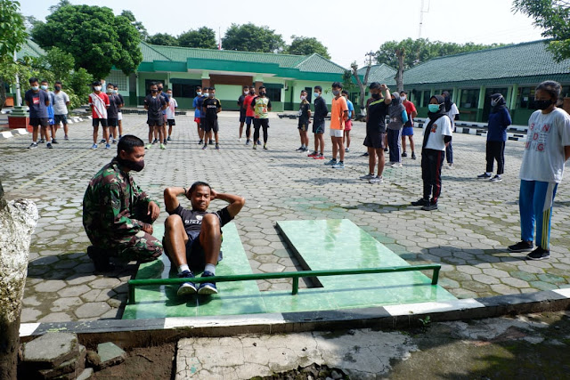 Puluhan Remaja di Gembleng Fisik Kodim Karanganyar Untuk Ikut Seleksi Masuk TNI