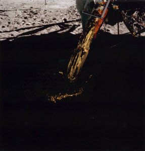 Una de las patas del módulo lunar del Apollo 11, en la sombra de éste (Imagen: NASA, as11-40-5895).