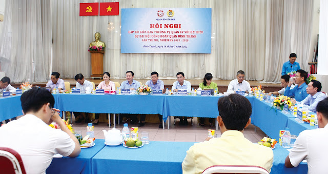 Quang cảnh gặp gỡ giữa Ban Thường vụ Quận ủy và đại biểu  dự Đại hội Công đoàn quận lần thứ XII. (Ảnh: P. An)